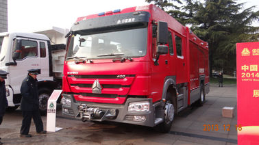 camion de pompiers de délivrance de 6m3 Sinotruk Howo avec la mousse Tan de réservoir d'eau et l'échelle