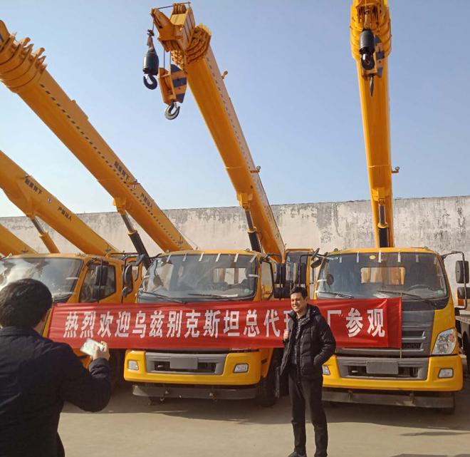 Prix télescopique de grue de boom de la grue monté par camion 10ton de Sinotruk HOWO 6X4 10t de marque de dessus de la Chine